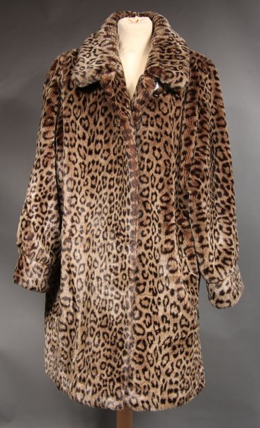 Pierre CARDIN

Manteau en fausse fourrure...