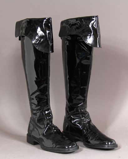 CHANEL

Paire de bottes en cuir vernis noir,...