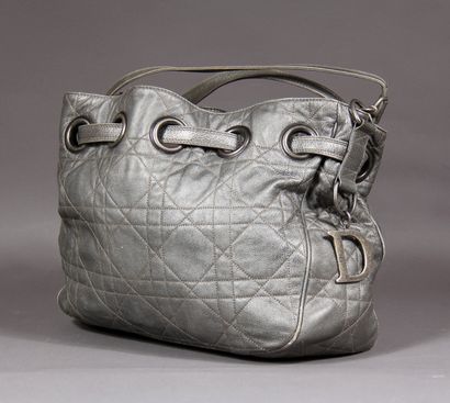 CHRISTIAN DIOR 

Sac en cuir matelassé argenté,...