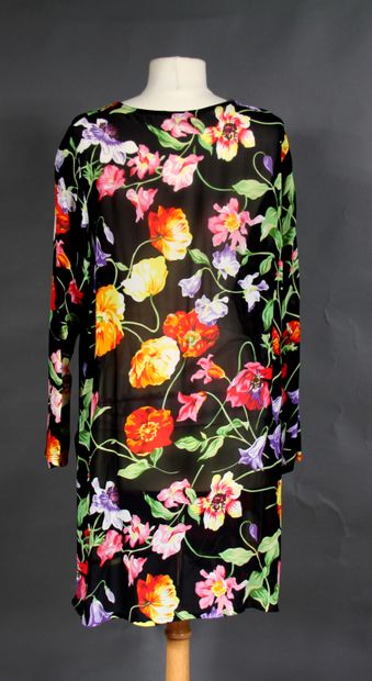 KENZO

Lot comprenant une mini robe en crêpe...