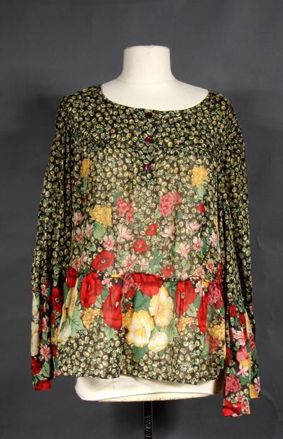 KENZO

Lot comprenant une mini robe en crêpe...