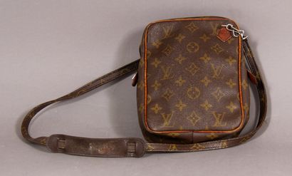 *Louis VUITTON

Petit sac anse bandoulière...