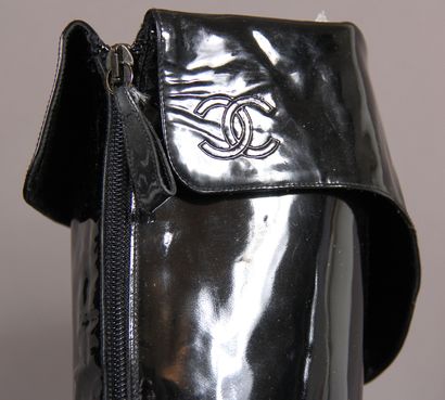 CHANEL

Paire de bottes en cuir vernis noir,...