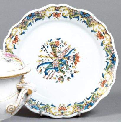 Rouen
Assiette à bord contourné à décor polychrome...