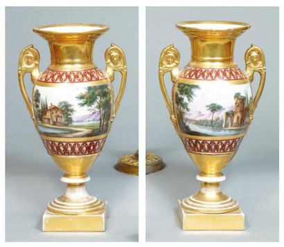 Paire de vases balustres à deux anses, en...