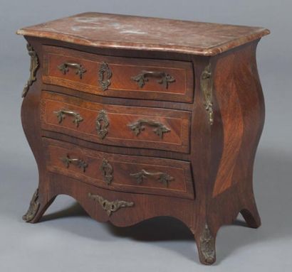 Commode de poupée de forme galbée, en bois...