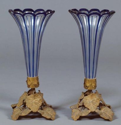 Paire de vases cornet en cristal doublé bleu...