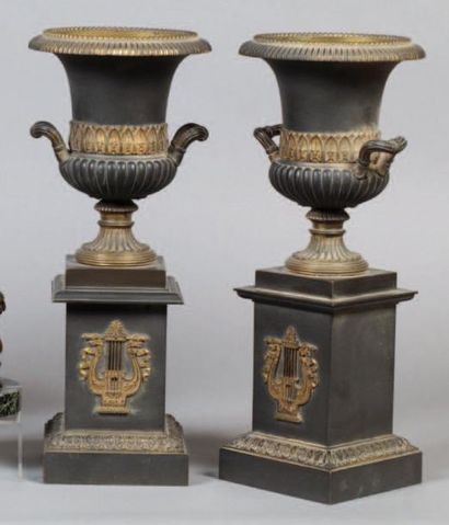Paire de vases dits Médicis en bronze à patine...