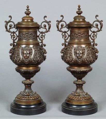 Paire d'importants vases et leurs couvercles...