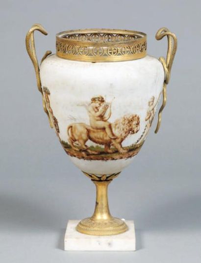 Rare vase de forme ovoïde en verre opalin...