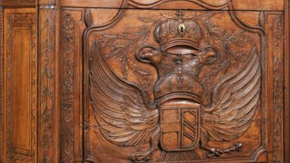 Secrétaire droit en noyer (décapé) mouluré...