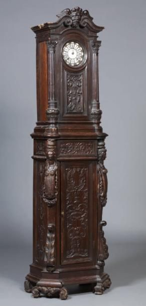 Pendule de parquet en bois richement sculpté...