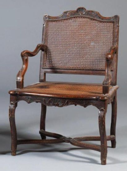 Fauteuil canné à dossier plat en hêtre mouluré...