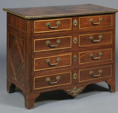 Commode en placage de satiné incrusté de...