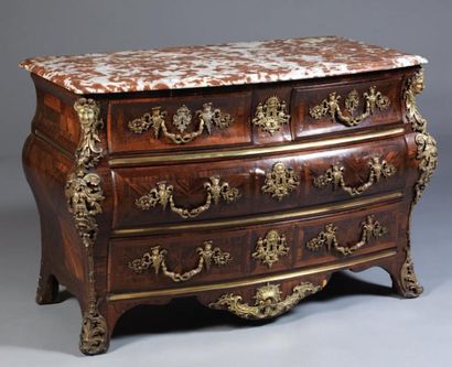Commode galbée toutes faces en placage de...