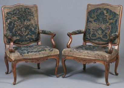 Paire de fauteuils à dossier plat en noyer...