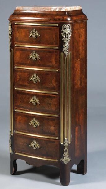 Chiffonnier en placage de palissandre dans...