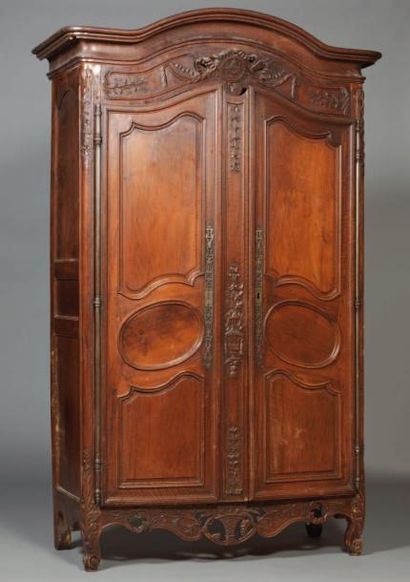 Armoire en noyer mouluré et sculpté ouvrant...