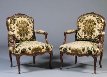Deux fauteuils en chêne formant pendant à...