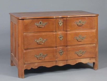 Commode en bois fruitier, la façade en arbalète...