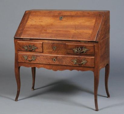 Bureau de pente en noyer ouvrant par quatre...