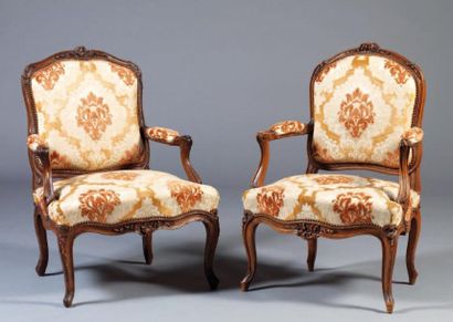 Deux fauteuils à dossier plat, l'un en noyer...