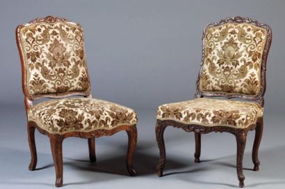 Deux chaises à dossier plat formant pendant...