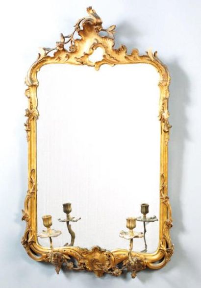 Miroir rectangulaire en bois sculpté et doré...