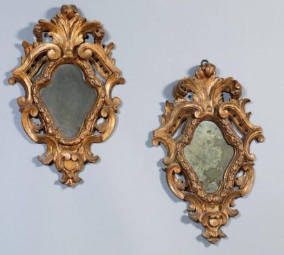 Paire de miroirs en bois sculpté et redoré...