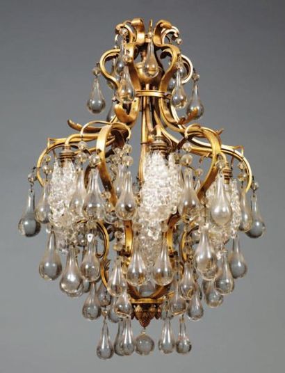 Lustre en bronze doré richement orné de pendeloques...