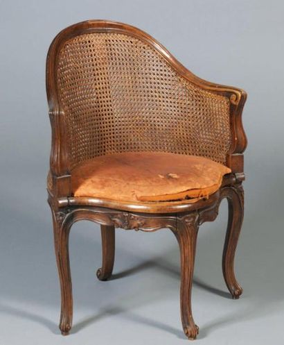 Fauteuil de bureau en noyer mouluré et sculpté...