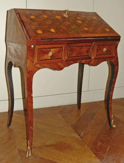 Petit bureau de pente en bois de placage...