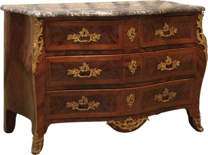 Commode galbée en bois de placage marqueté...