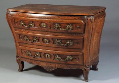 Commode galbée toutes faces en chêne et noyer...