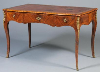 Bureau plat de forme chantournée en placage...