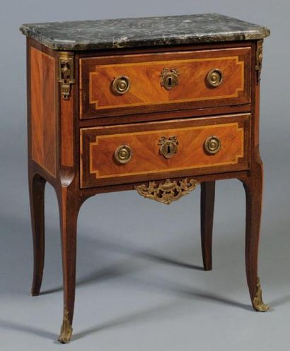 Petite commode étroite ouvrant par deux tiroirs...
