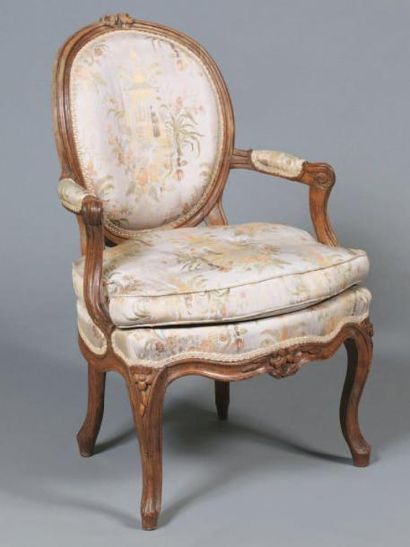 Fauteuil cabriolet à dossier médaillon, en...