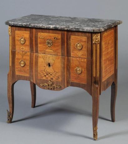 Petite commode à décor marqueté en son centre,...