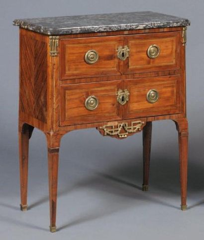 Petite commode de forme droite, en bois de...