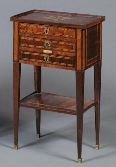 Table chiffonnière de forme droite, en bois...