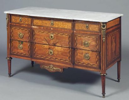 Commode à léger ressaut, en bois de placage...