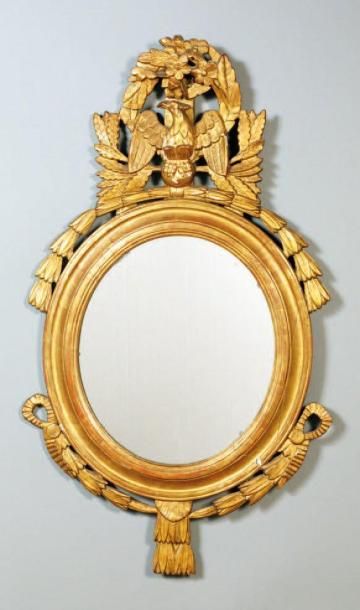 Miroir ovale, encadrement en bois sculpté...