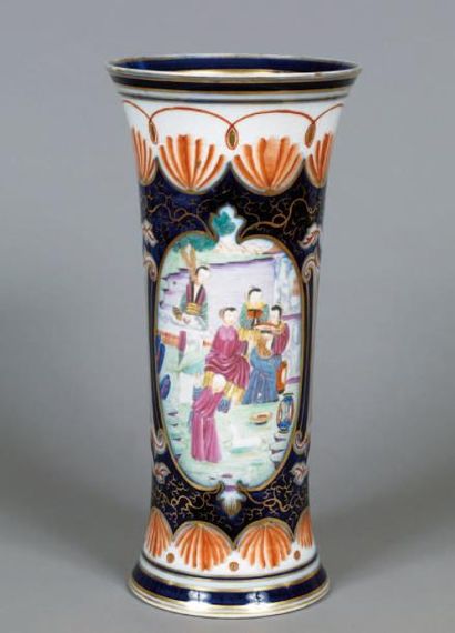 Bayeux
Vase cornet en porcelaine à décor...