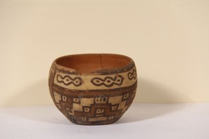 Bowl decorated with geometric patterns

Chancay...