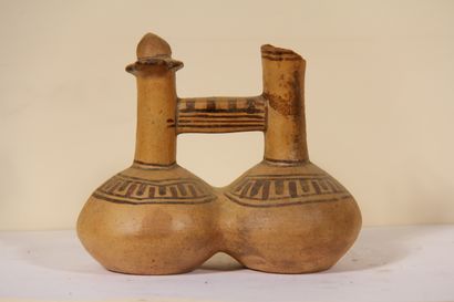 Vase with double body decorated with a bird

Inca...