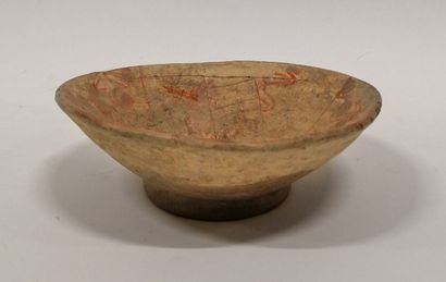 Cup decorated with brick red motifs

Pre-Hispanic...