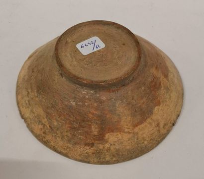 Cup decorated with brick red motifs

Pre-Hispanic...