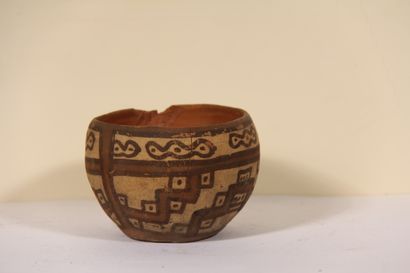 Bowl decorated with geometric patterns

Chancay...