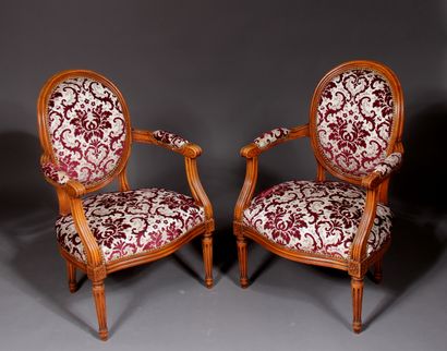 *Paire de fauteuils cabriolets à dossier...