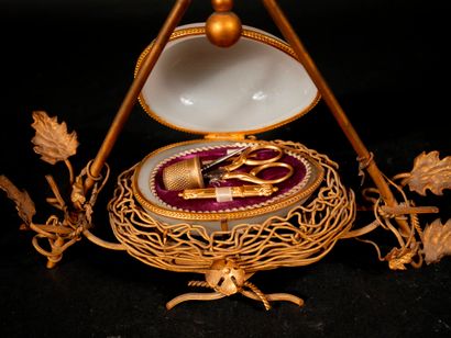*Lot :

- Nécessaire à couture en métal doré...